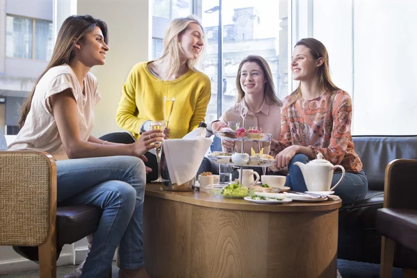 Cuatro mujeres tomando té por la tarde —  Fotos de Stock