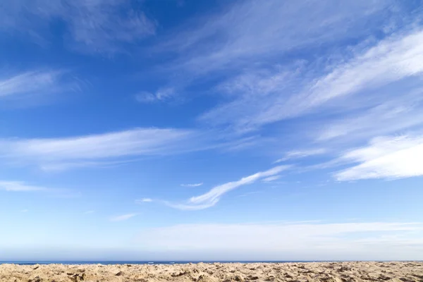 Hermoso paisaje cielo azul Imágenes De Stock Sin Royalties Gratis