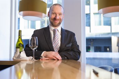 Kamera için poz iş adamı