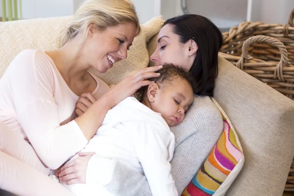 Vrouwelijke paar knuffelen met hun zoontje — Stockfoto