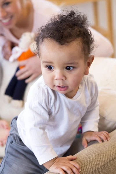 Babyjongen staande op Bank — Stockfoto