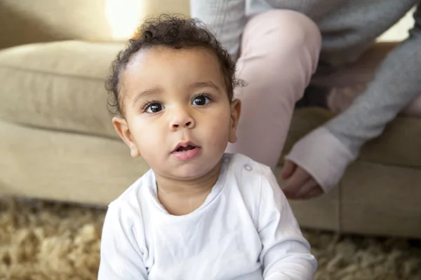 Babyjongen thuis met moeder — Stockfoto