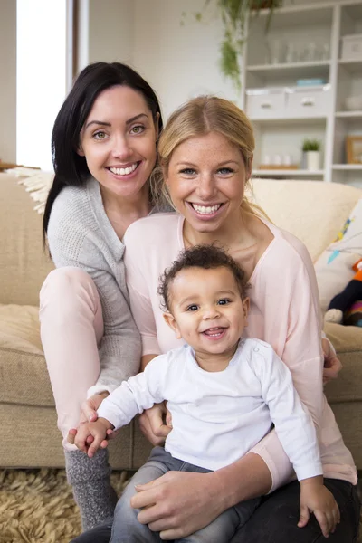 Hetzelfde geslacht paar glimlach voor de camera met hun zoon — Stockfoto