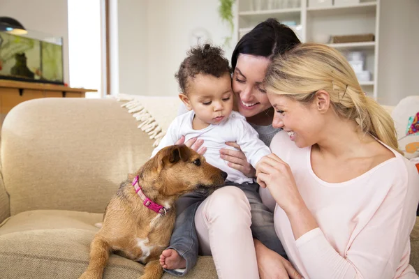 Casal feminino com filho e cachorro em casa — Fotografia de Stock