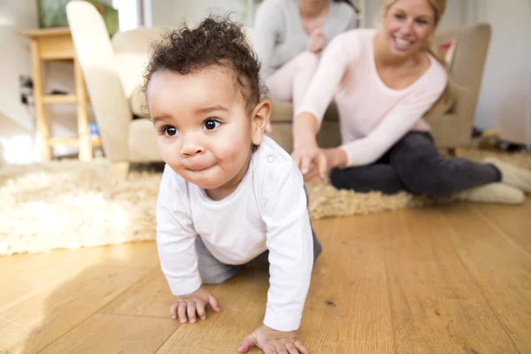 Ouders kijken hun zoon kruipen — Stockfoto