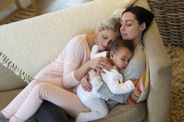 Casal feminino dormindo com seu filho — Fotografia de Stock