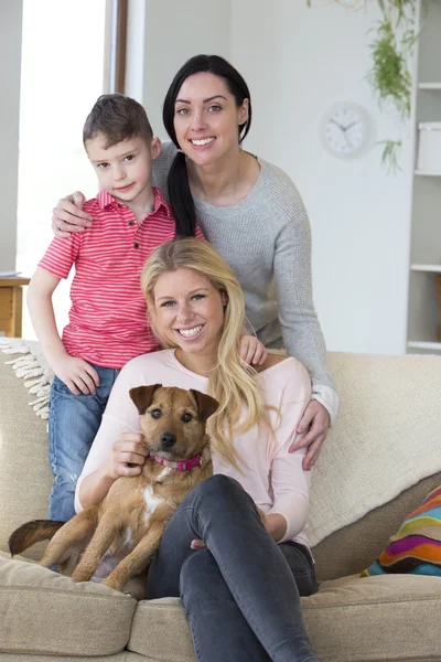 Pareja femenina con hijo y perro en casa —  Fotos de Stock