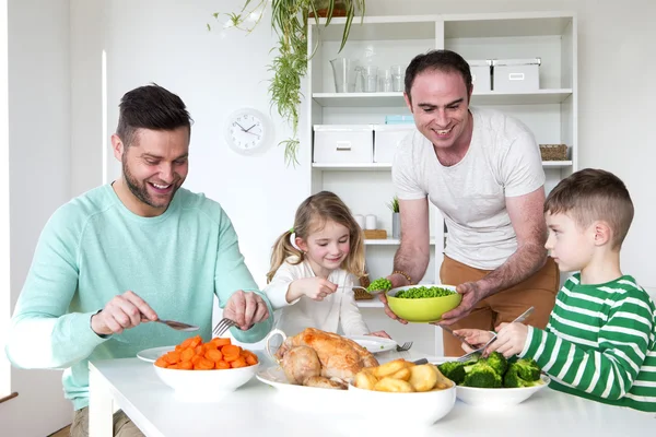 Erkek çift onların oğlu ve kızı ile akşam yemeği — Stok fotoğraf
