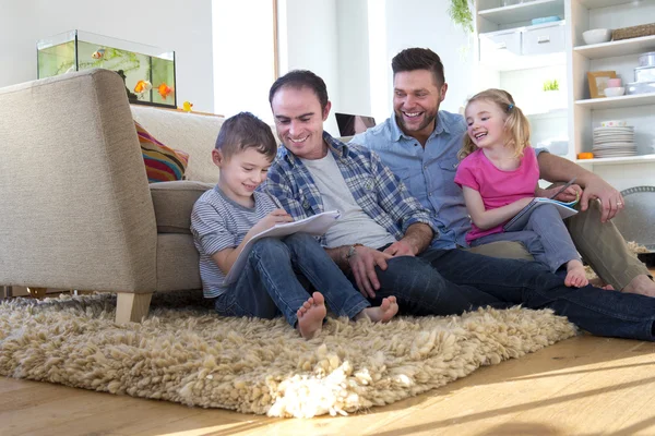 Mannelijke paar om hun kinderen te helpen met huiswerk — Stockfoto