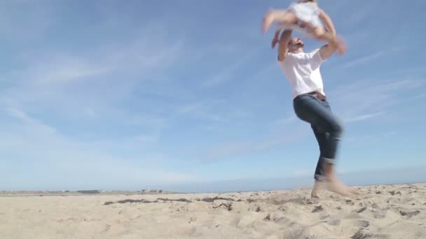Padre Spinning figlia rotonda sulla spiaggia — Video Stock