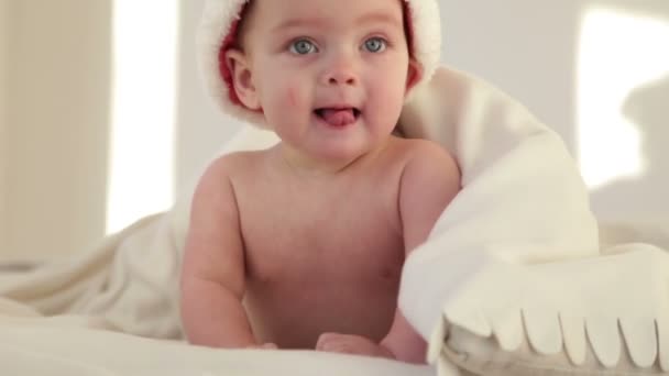 Sleepy baby in een kerstmuts — Stockvideo