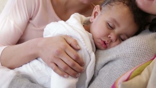 Coppia femminile con figlio addormentato a casa — Video Stock