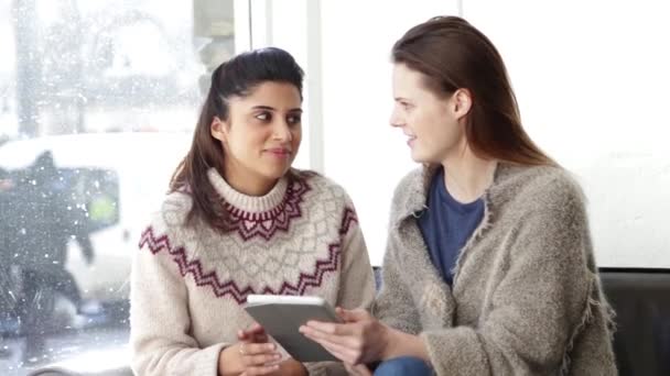 Duas mulheres usando um tablet digital — Vídeo de Stock