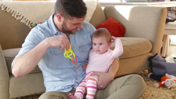 Padre entreteniendo a su hija con sus juguetes — Vídeos de Stock