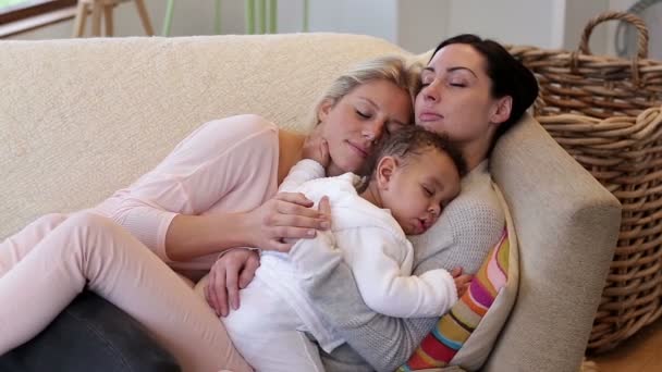 Par av samma kön sover med son — Stockvideo