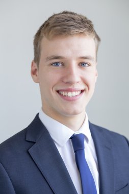 Genç adam resmen sundu