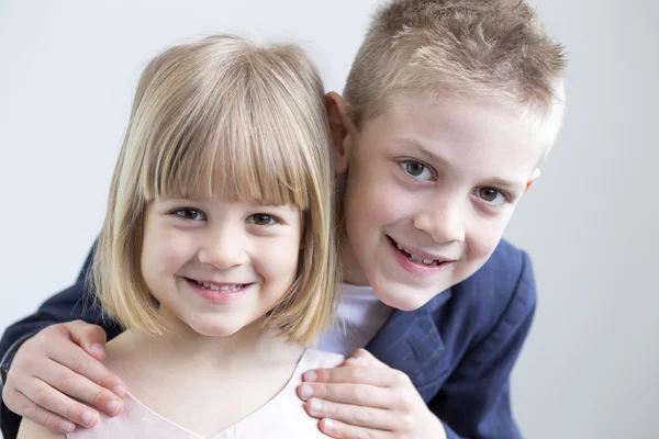 Brother and sister posing for the camera — Stock Photo, Image