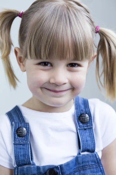 Chica joven sonriendo para la cámara — Foto de Stock