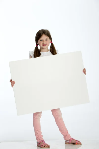 Menina segurando um sinal em branco — Fotografia de Stock