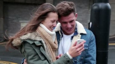 Bir smartphone vasıl genç Çift