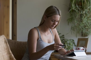 Bir kart ödeme yapmak için teknoloji kullanan kadın