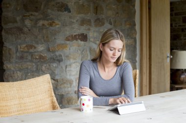 dijital tablet kullanan kadın