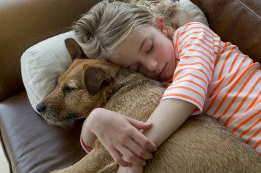 Genç kız ve köpeği evde sarılma