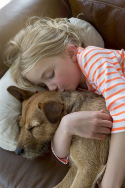 Genç kız ve köpeği evde sarılma