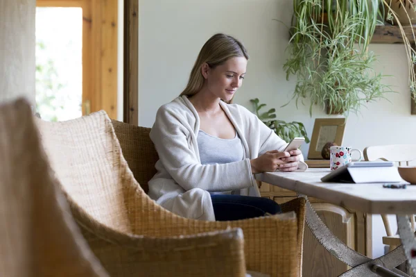 Donna che utilizza la tecnologia a casa — Foto Stock