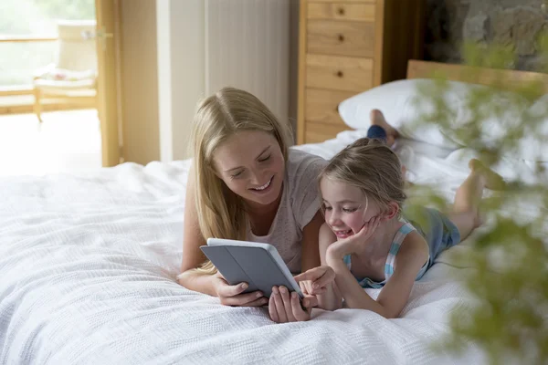Matka i córka razem za pomocą cyfrowego tabletu — Zdjęcie stockowe