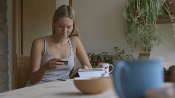 Жінка використовує онлайн-банкінг вдома — стокове відео