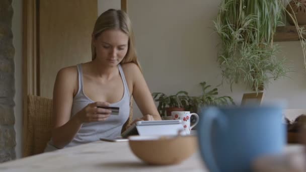 Vrouw met behulp van internetbankieren thuis — Stockvideo