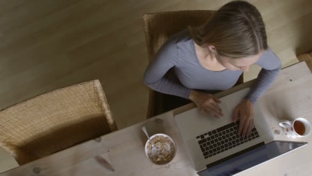 Mujer usando portátil en el desayuno — Vídeos de Stock