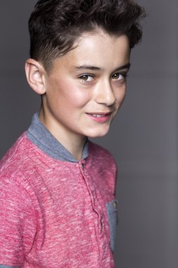 gülümseyen genç çocuk