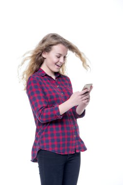 Akıllı telefon kullanan güzel bir genç kadın.