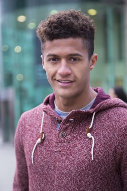 Karışık ırk adam şehir