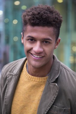 Karışık ırk adam şehir