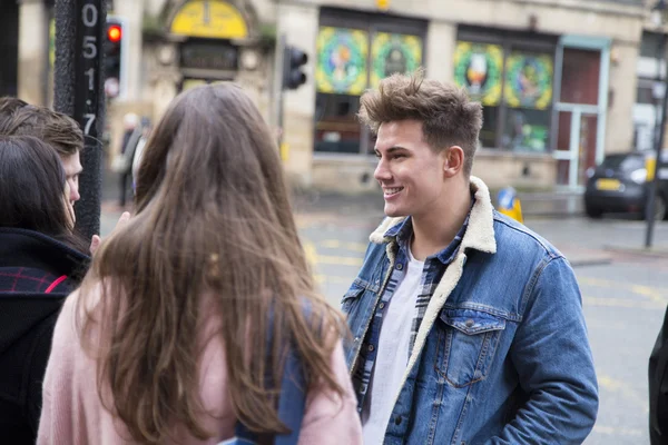 Молоді люди розмовляють у місті — стокове фото