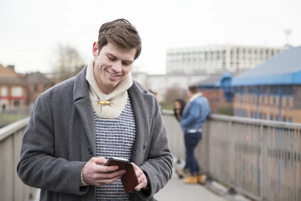 Man met een smartphone in de stad — Stockfoto