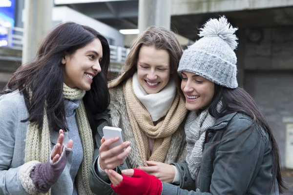 Three women in the city — Stock Photo, Image