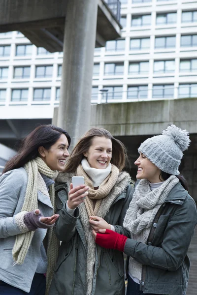 Three women in the city — Stock Photo, Image