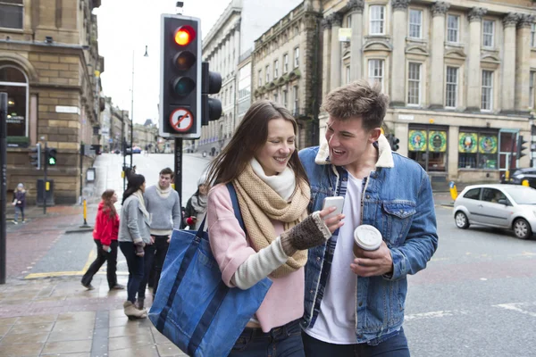 Young adults in the city — Stock Photo, Image