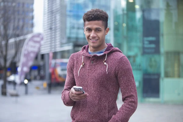 Jonge man in de stad met een smartphone — Stockfoto