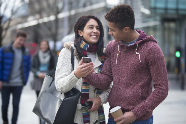 Paar in der Stadt schaut aufs Smartphone — Stockfoto