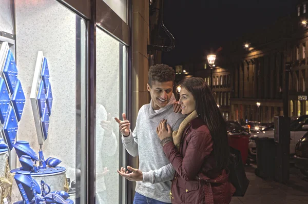 Pareja joven mirando joyas — Foto de Stock