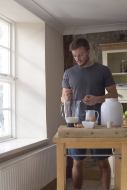 Genç adam bir protein shake yapma