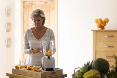Lezzetli meyve smoothie yapmak