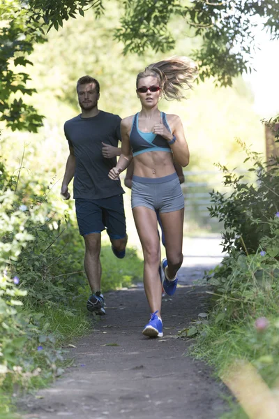 Aussichtsreiche Joggingstrecke für drei Läufer — Stockfoto