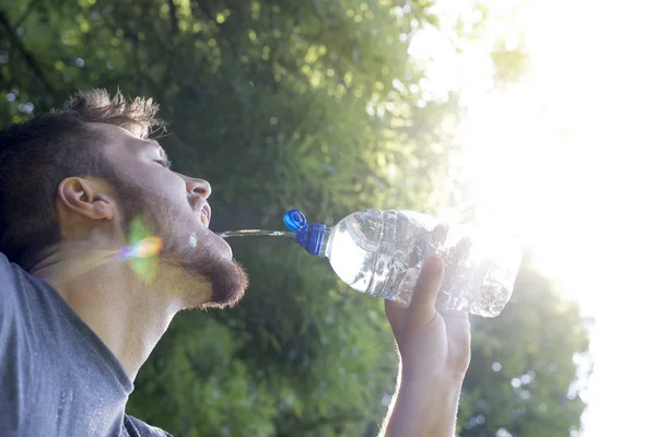 Keeping hydrated whilst running — Stock Photo, Image