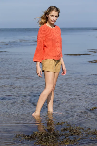 해변에서 아름 다운 소녀 — 스톡 사진